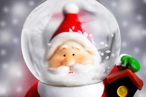 Jultomten i snow globe — Stockfoto