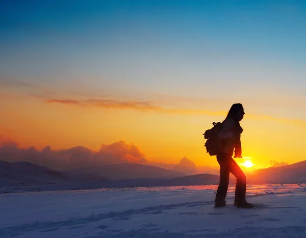 女人旅行者在冬季山徒步旅行 — 图库照片