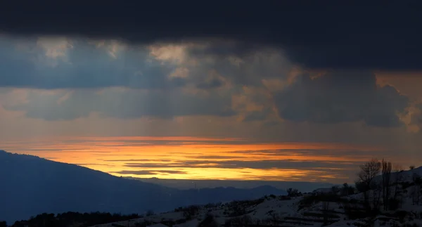 Панорамный зимний морской закат — стоковое фото