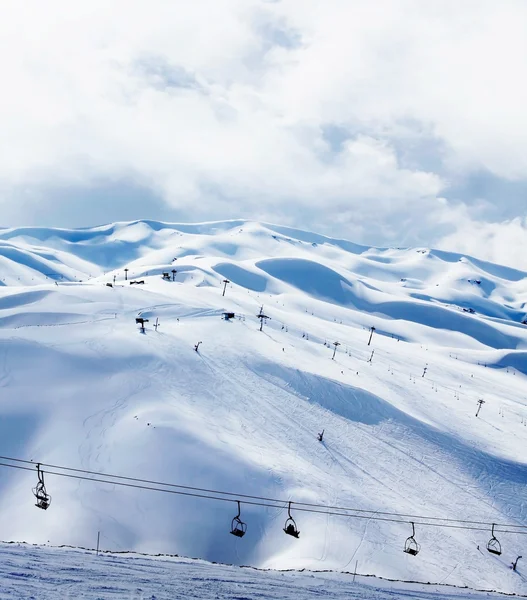 Estación de esquí de montaña de invierno — Foto de Stock