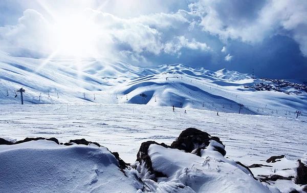 Inverno estância de esqui montanha — Fotografia de Stock