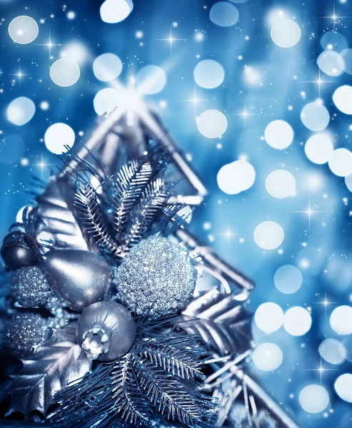 漂亮的银色圣诞树装饰 — 图库照片