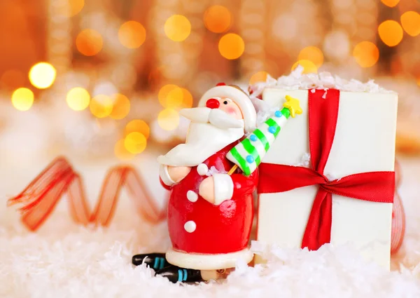 Urlaub Hintergrund mit niedlichen Weihnachtsmann Dekoration — Stockfoto