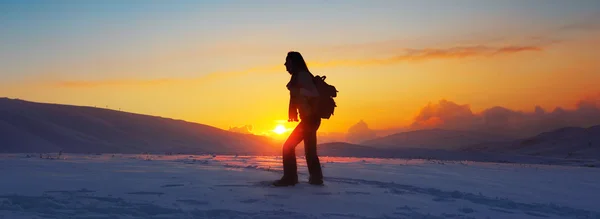 Donna viaggiatore escursioni in montagna d'inverno — Foto Stock