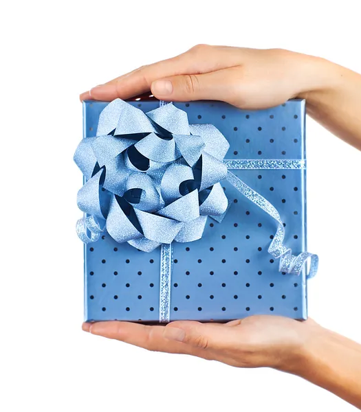 Manos femeninas sosteniendo caja de regalo azul —  Fotos de Stock