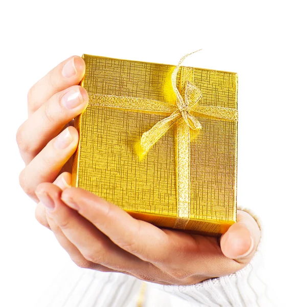 Cadeau doré dans les mains — Photo