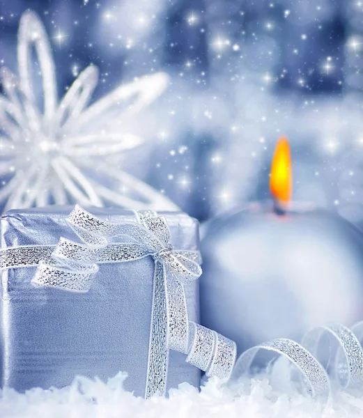 Krásné modré stříbrné dárek — Stock fotografie