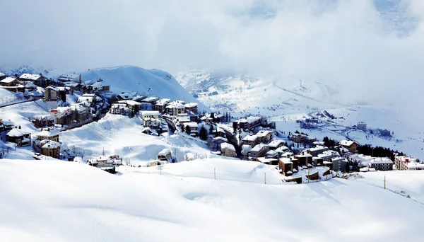 Kış dağ köyü manzara — Stok fotoğraf