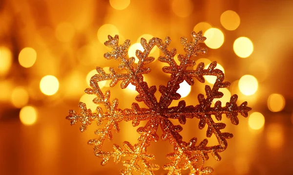 ゴールデン スノーフレーク クリスマス ツリーの装飾 — ストック写真