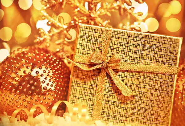 Zlatý vánoční dárek s ozdoby dekorace — Stock fotografie