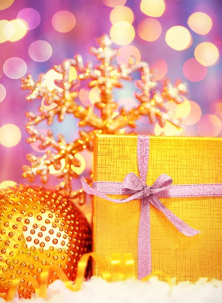 Złoty prezent na Boże Narodzenie z bombki ozdoby — Zdjęcie stockowe