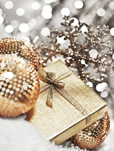 Presente de Natal de prata com decorações de bugigangas — Fotografia de Stock