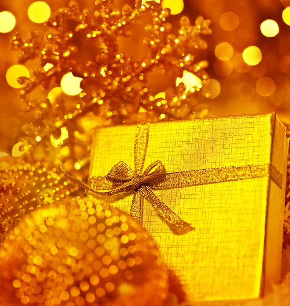 つまらないものの飾りと黄金のクリスマス プレゼント — ストック写真