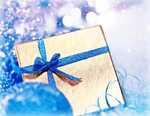 Χρυσή μπλε δώρο Χριστουγέννων με διακοσμήσεις φανταχτερά και άχρηστα στολίδια — Φωτογραφία Αρχείου
