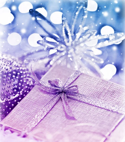 Fioletowy niebieski prezent na Boże Narodzenie z bombki ozdoby — Zdjęcie stockowe