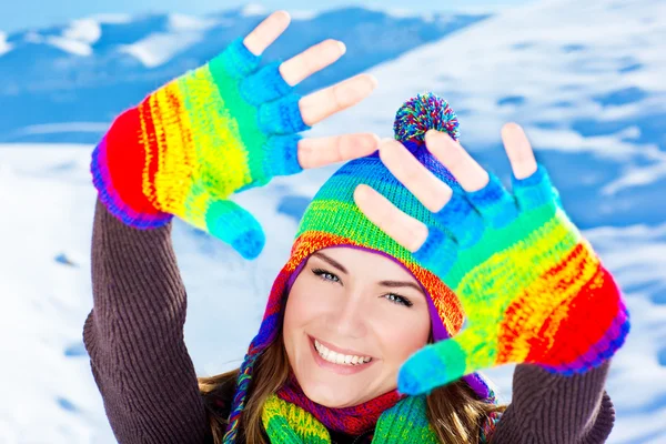 Šťastné usmívající se dívka portrét, zimní radovánky venkovní — Stock fotografie