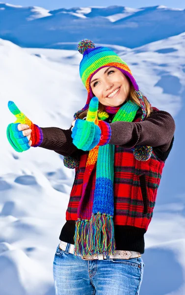 Glada leende flicka stående, vinter roligt utomhus — Stockfoto