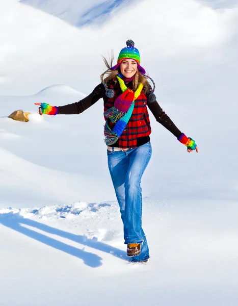 Ragazza felice che corre nella neve — Foto Stock