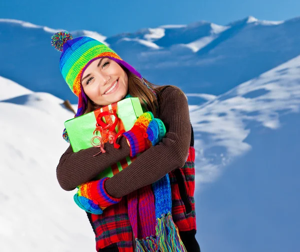 Chica feliz con regalo de Navidad, retrato al aire libre de invierno — Foto de Stock