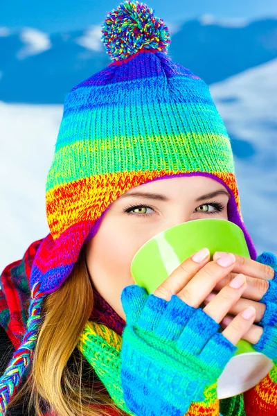 Красивая девушка пьет горячий шоколад на открытом воздухе зимой — стоковое фото