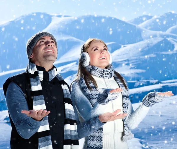 Feliz pareja jugando al aire libre en las montañas de invierno —  Fotos de Stock