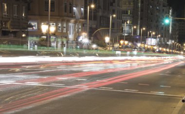 ünlü ve tipik Caddesi gran via Madrid geceleri