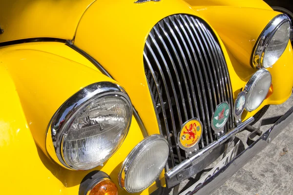 Madrid 3 jul "partij oude klassieke auto" morgan 414 1952 — Stockfoto