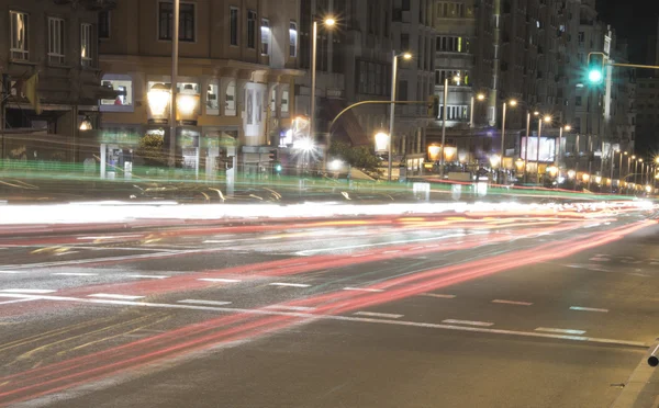 Kända och typiska gatan Gran via i madrid på natten — Stockfoto