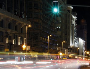 ünlü ve tipik Caddesi gran via Madrid geceleri