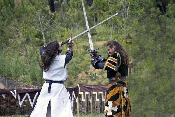 Средневековые рыцари сражаются на смерть с мечами — стоковое фото