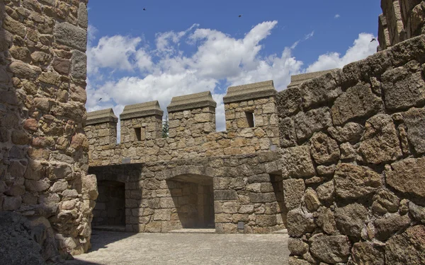 マンサナレス デル レアル、スペインの中世の城 — ストック写真