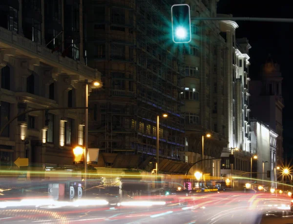 Slavný a typická ulice gran via v Madridu, v noci — Stock fotografie