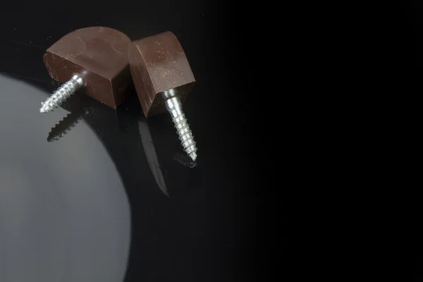 Zwei Teile Hardware mit einer Schraube und deren Spiegelung — Stockfoto