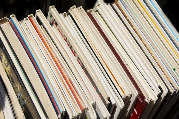 Muchos libros antiguos en el mercado —  Fotos de Stock