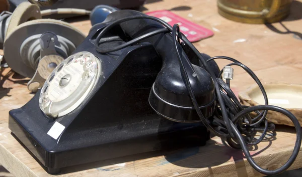 一个很老的黑色电话 — 图库照片