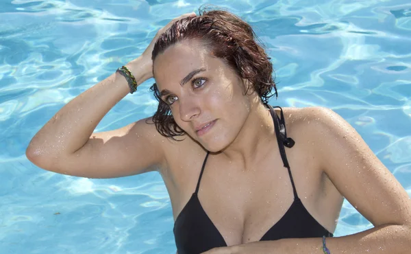 Attraktiv kvinna i baddräkt vid poolen — Stockfoto