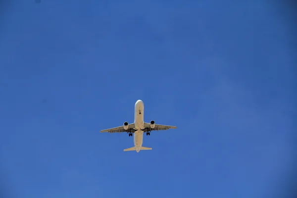 Samolot na podejścia i lądowania fazy — Zdjęcie stockowe