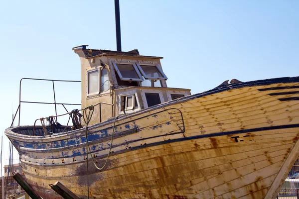 放棄の木造漁船 — ストック写真
