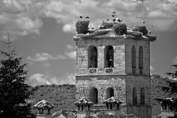 Torre de la iglesia en Manzanares el Real con cigüeñas —  Fotos de Stock