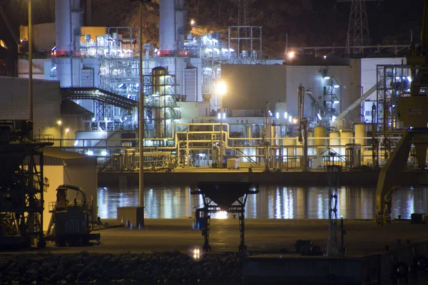 Raffineria petrolchimica di notte con luce di luna piena — Foto Stock