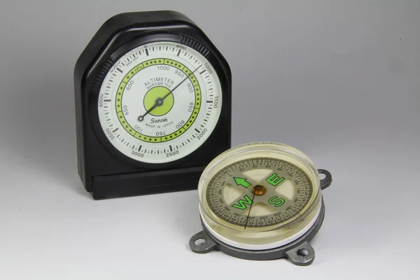 Barometrický výškoměr a kompas na bílém pozadí — Stock fotografie