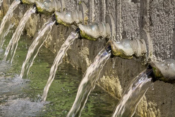 著名的喷泉在瓜达拉哈拉 brihuega 的十二个水管 esp — 图库照片