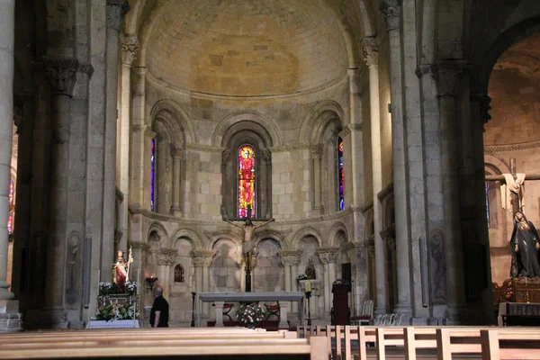 Entisen katolisen kirkon sisällä — kuvapankkivalokuva