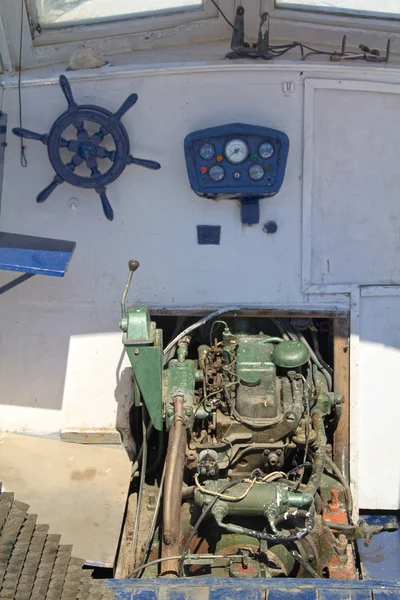 Antiguo motor de barco abandonado —  Fotos de Stock
