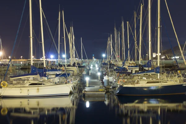 Sailboats in the harbor at night — Stock Photo, Image