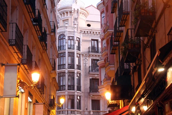 Noite Edifícios históricos na cidade de Madrid, Espanha — Fotografia de Stock