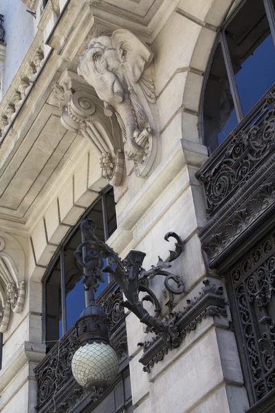 Történelmi épület a város Madrid, Spanyolország — Stock Fotó