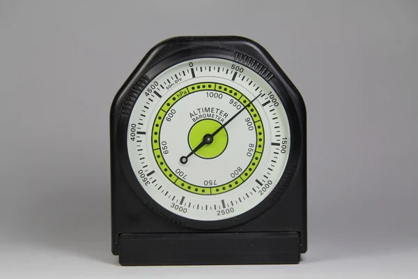Höhenmeter-Barometer mit weißem Hintergrund — Stockfoto