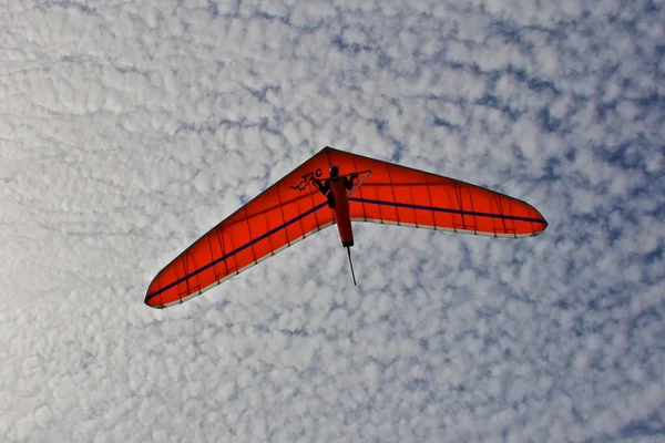 Hang gliding man on a white wing with sky in the background — Stok fotoğraf