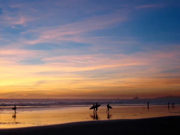 Surfen bei Sonnenuntergang — Stockfoto